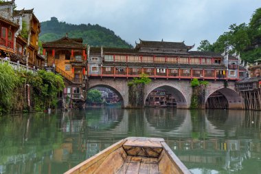 Fenghuang, Çin - 30 Mayıs 2018 Hunan 'daki Fenghuang antik kentinde tekne gezisi.
