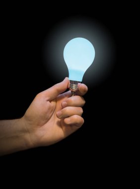 Eldeki aydınlatma lambası siyah arkaplanda izole edildi