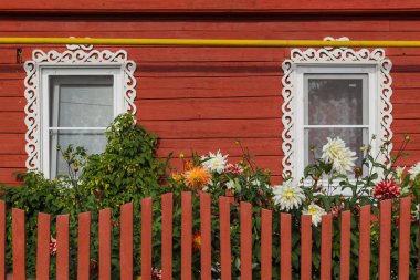 Eski Rus ahşap evindeki pencereler - mimari arka plan