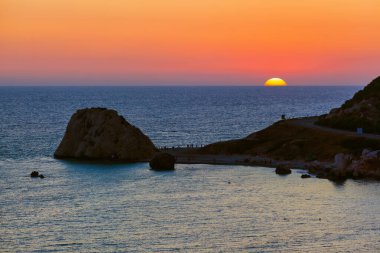 Günbatımında Afrodit rock - Paphos Cyprus - doğa arka planı