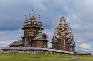 Kizhi Rusya adasındaki ünlü ahşap binalar - mimari arka plan