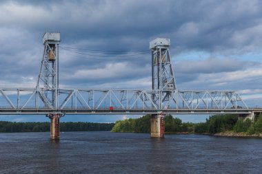 Rusya 'daki Svir nehri boyunca dikey tırmanma türünün asma köprüsü