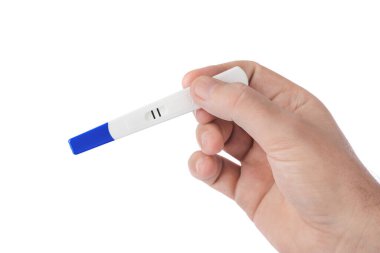 Beyaz arkaplanda izole edilmiş hamilelik testi olan el