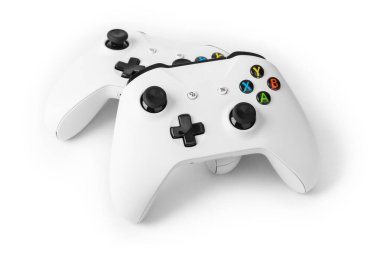 Kablosuz oyun yastıkları beyaz arkaplanda izole edildi