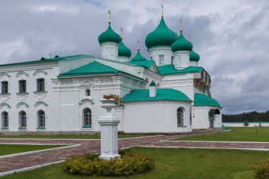 Rusya 'nın Leningrad bölgesindeki Old Sloboda köyündeki Svirsky erkek manastırı.