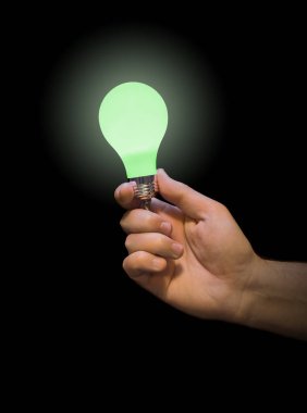 Eldeki aydınlatma lambası siyah arkaplanda izole edildi