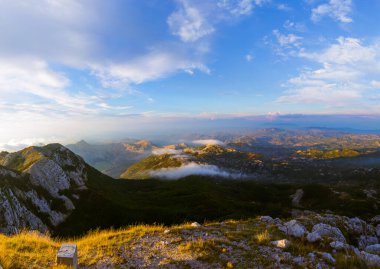 Karadağ 'da Lovcen Dağları Ulusal Parkı gün batımında