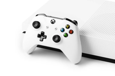 Moskova, Rusya - 18 Nisan 2019: Kablosuz oyun sahası ve Xbox konsolu - beyaz arkaplanda izole.