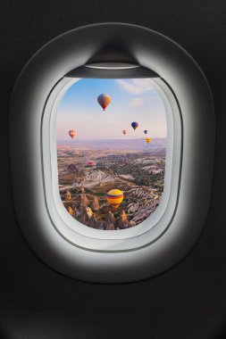 Kapadokya üzerinde uçan sıcak hava balonu Türkiye 'nin uçak penceresinde - seyahat arkaplanı
