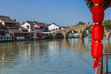 Şangay, Çin - 23 Mayıs 2018: Zhujiajiao su kasabasında tekne gezisi.