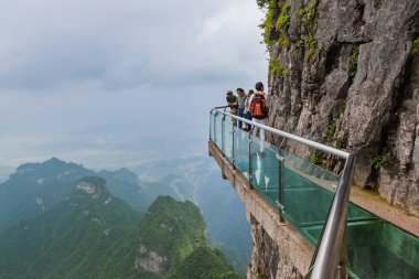 Zhangjiajie, Çin - 25 Mayıs 2018: Tianmenshan doğa parkında Glass gökyüzü yolunda turistler.