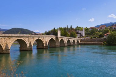 Bosna-Hersek 'in Višegrad kentindeki Drina Nehri üzerindeki eski Köprü - mimari seyahat geçmişi