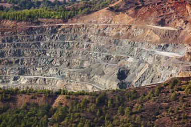 Kıbrıs 'ta birçok ufuk ve çıkıntıya sahip madencilik için büyük taş ocağı - endüstriyel arka plan