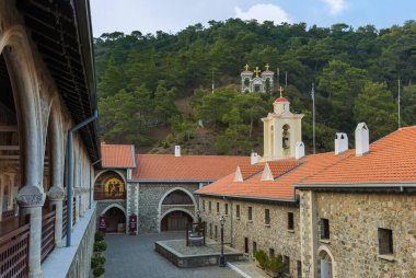 Troodos dağlarındaki Kykkos Manastırı - Kıbrıs - mimari arka planda seyahat