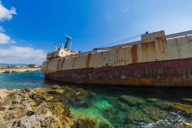 Kıyıya yakın eski bir gemi enkazı - Paphos Cyprus - seyahat geçmişi