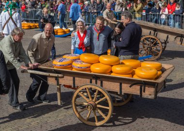 Alkmaar, Hollanda - 28 Nisan 2017: Geleneksel peynir pazarında peynir alıcıları.