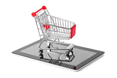Tablet bilgisayar ve alışveriş arabası beyaz arkaplanda izole edildi
