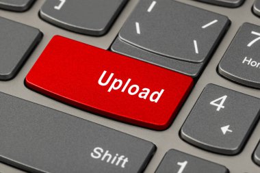 Anahtarı yükleyen bilgisayar defteri klavyesi - teknoloji arkaplanı