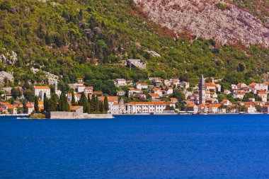 Boka Kotor Körfezi kıyısındaki Köy Perast - Karadağ - doğa ve mimari geçmişi