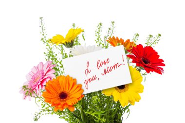 Çiçek buketi ve tebrik kartı beyaz arkaplanda izole edilmiş