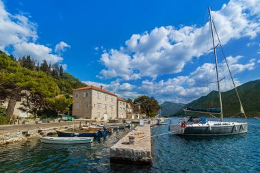 Boka Kotor Körfezi kıyısındaki Köy Perast - Karadağ - doğa ve mimari geçmişi