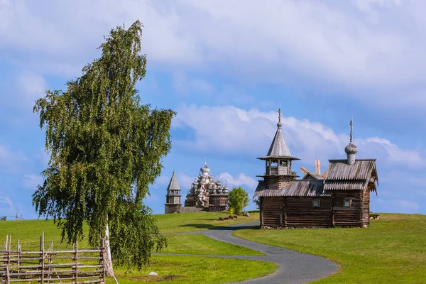 Slavné Dřevěné Budovy Ostrově Kizhi Rusko Architektonické Zázemí — Stock fotografie