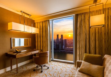 Otel odası ve Singapur görünümü - tatil kavramı arka plan