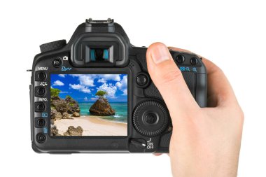 Kamera ve Bali Endonezya 'daki Bingin Sahili (fotoğrafım) beyaz arka planda izole edilmiş.