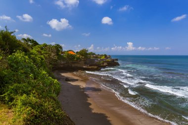 Endonezya 'daki Tanah Lot Tapınağı yakınlarındaki sahil - seyahat geçmişi