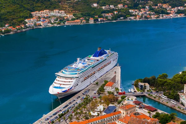 Cruise Vonalhajózási Kotori Kikötőben Montenegró Utazási Háttér — Stock Fotó