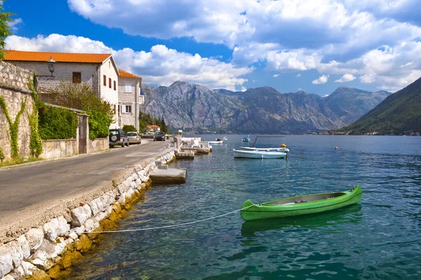 Boka Kotor湾沿岸的Perast村 自然和建筑背景 — 图库照片