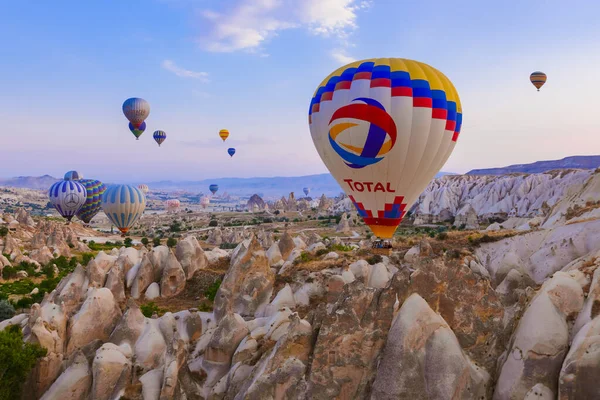 Capadocia Turquía Agosto 2011 Globo Aerostático Volando Sobre Paisaje Rocoso — Foto de Stock