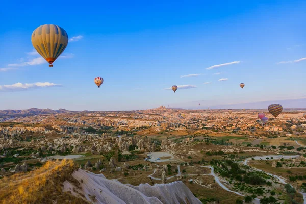 Kapadokya Türkiye Ağustos 2011 Kapadokya Güneş Doğarken Kayalık Arazide Uçan — Stok fotoğraf