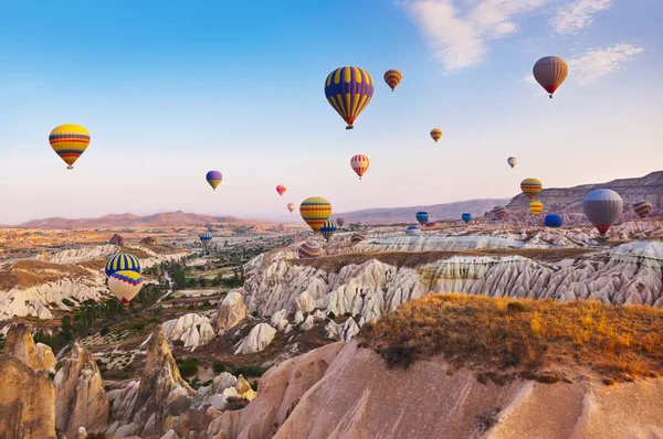 Horkovzdušný Balón Letící Nad Skalnatou Krajinou Kappadocii Turecko — Stock fotografie