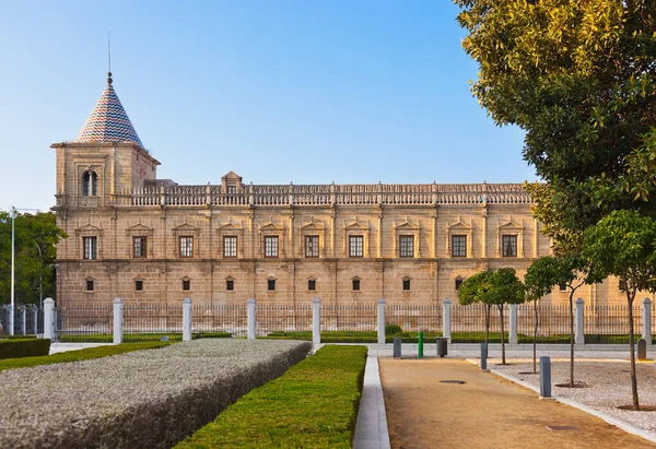 Sevilla, İspanya - sarayda arka plan doğa ve mimari