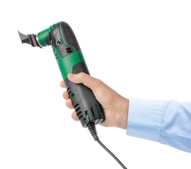 Eldeki Fretsaw güç aracı beyaz arkaplanda izole edildi