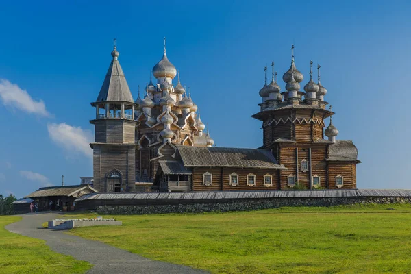 Slavné Dřevěné Budovy Ostrově Kizhi Rusko Architektonické Zázemí — Stock fotografie