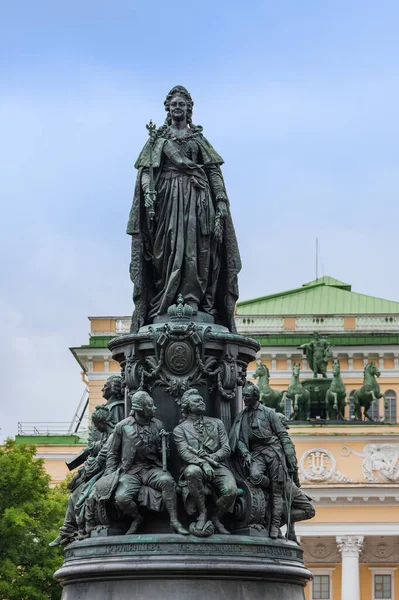 圣彼得堡Alexandrinsky剧场附近的凯瑟琳二世纪念碑 — 图库照片