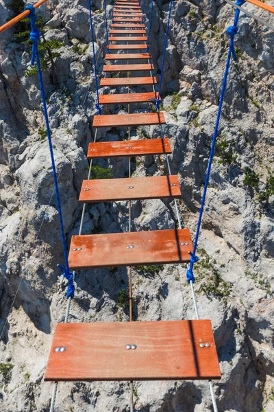 Escalera Cuerda Suspensión Las Montañas Sobre Abismo Fondo Viaje —  Fotos de Stock