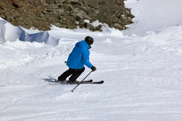 Skidåkare på bergen ski resort innsbruck - Österrike — Stockfoto