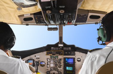 Pilotlar uçağın kokpit ve gökyüzü