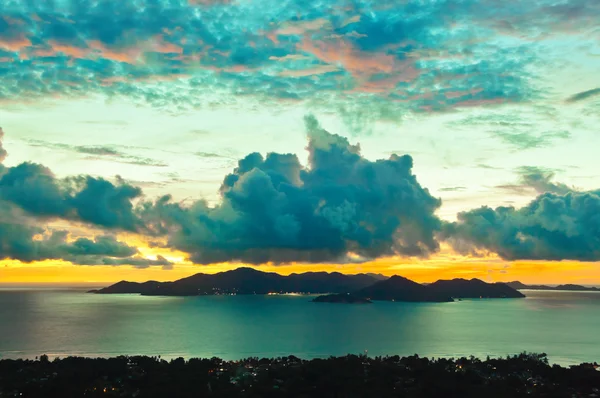 Eiland praslin Seychellen bij zonsondergang — Stockfoto