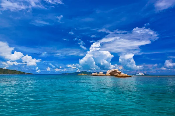 Isola tropicale alle Seychelles — Foto Stock