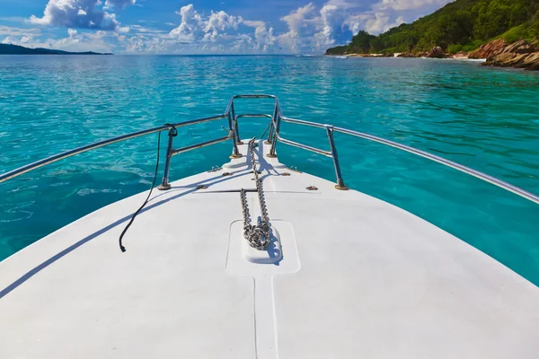Ilha tropical e barco em Seychelles — Fotografia de Stock