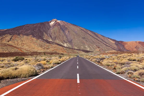 Camino al volcán Teide en la isla de Tenerife - Canarias — Foto de Stock