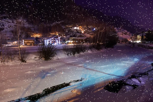 Dağlarda Kayak Merkezi Sölden Avusturya geceleri — Stok fotoğraf