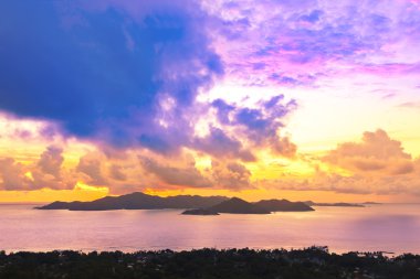 gün batımında Praslin Seyşeller Adası