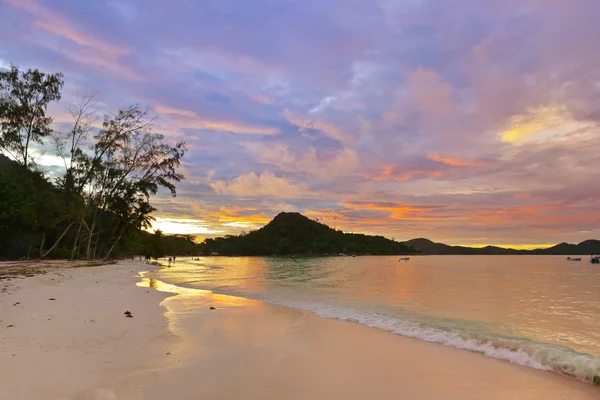 Tropischer Strand Cote d 'or bei Sonnenuntergang - Seychellen — Stockfoto