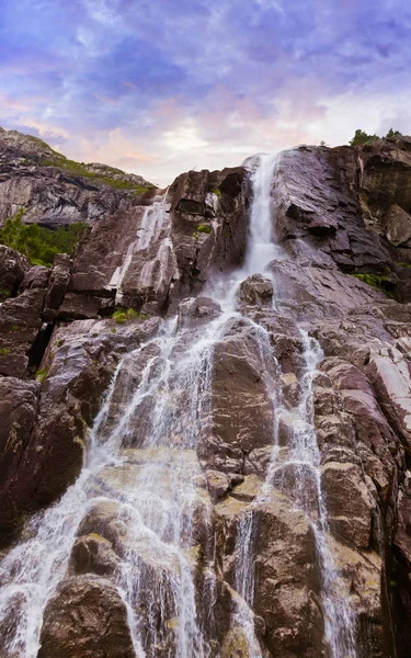 Vodopád ve fjordu lysefjord - Norsko — Stock fotografie