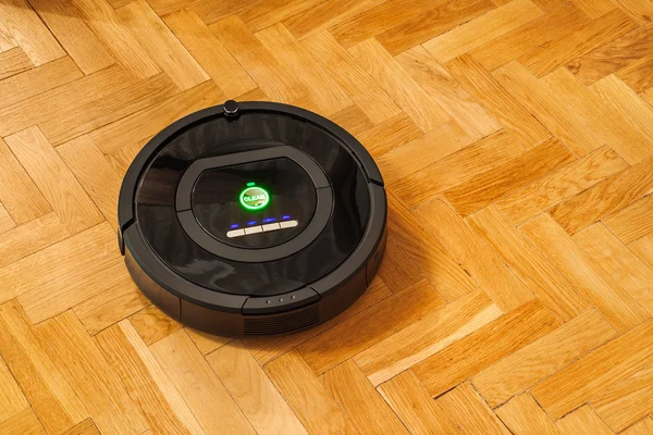 Aspirapolvere robotico su parquet — Foto Stock